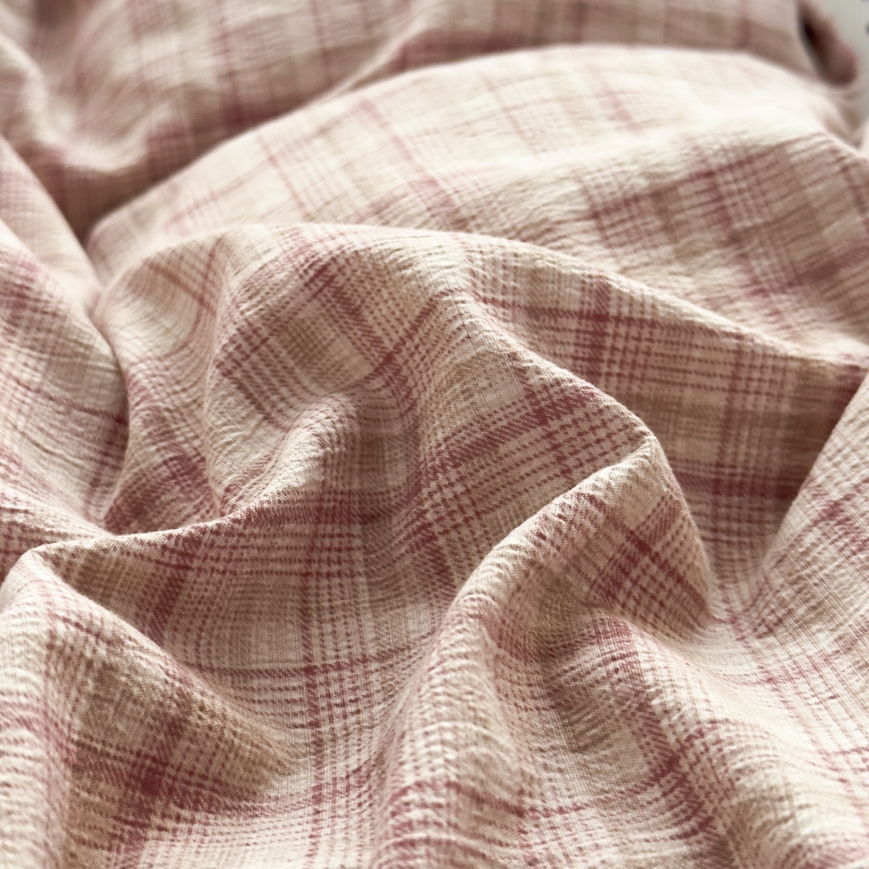 91家纺网 家纺一手货源 找家纺 亨通家纺 2025新款复古原麻双层纱格子系列四件套 粉格甜梦