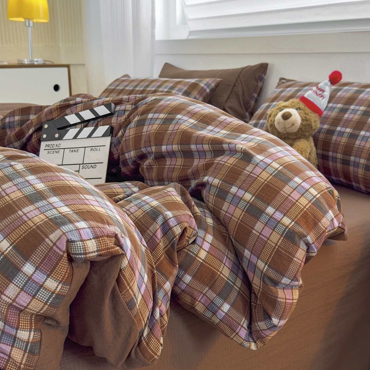 91家纺网 家纺一手货源 找家纺 亨通家纺 2025新款复古原麻双层纱格子系列四件套 焦糖格梦