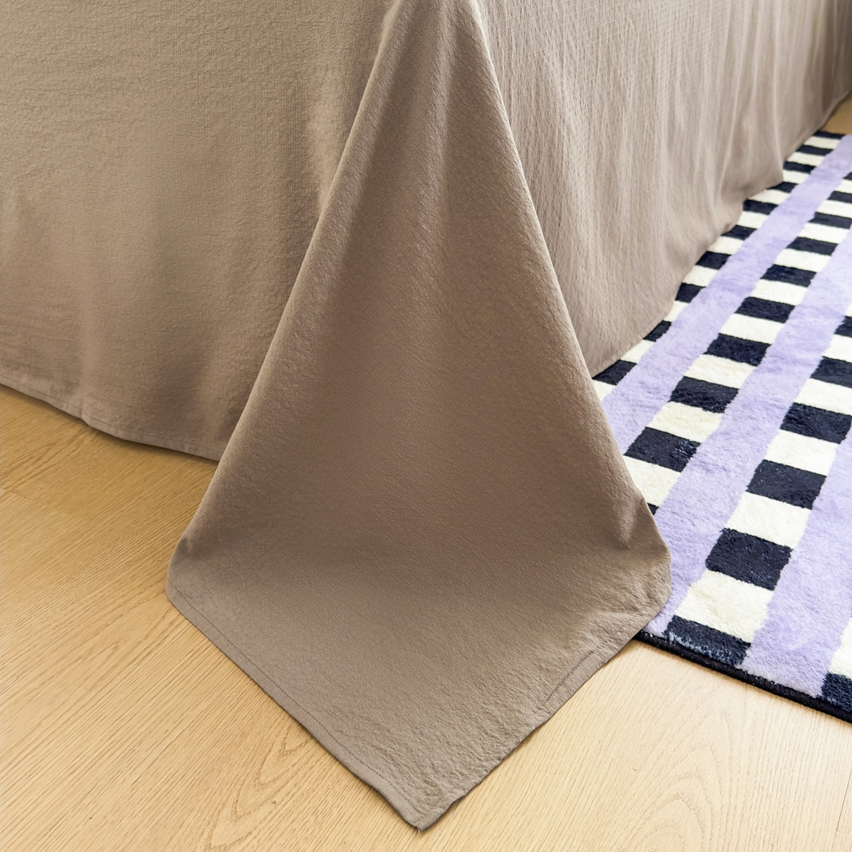 91家纺网 家纺一手货源 找家纺 亨通家纺 2025新款复古原麻双层纱格子系列四件套 格韵暖眠