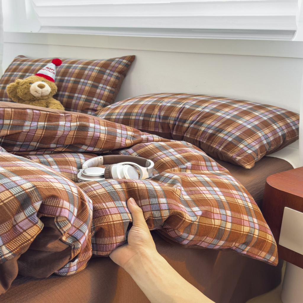 91家纺网 家纺一手货源 找家纺 亨通家纺 2025新款复古原麻双层纱格子系列四件套 焦糖格梦