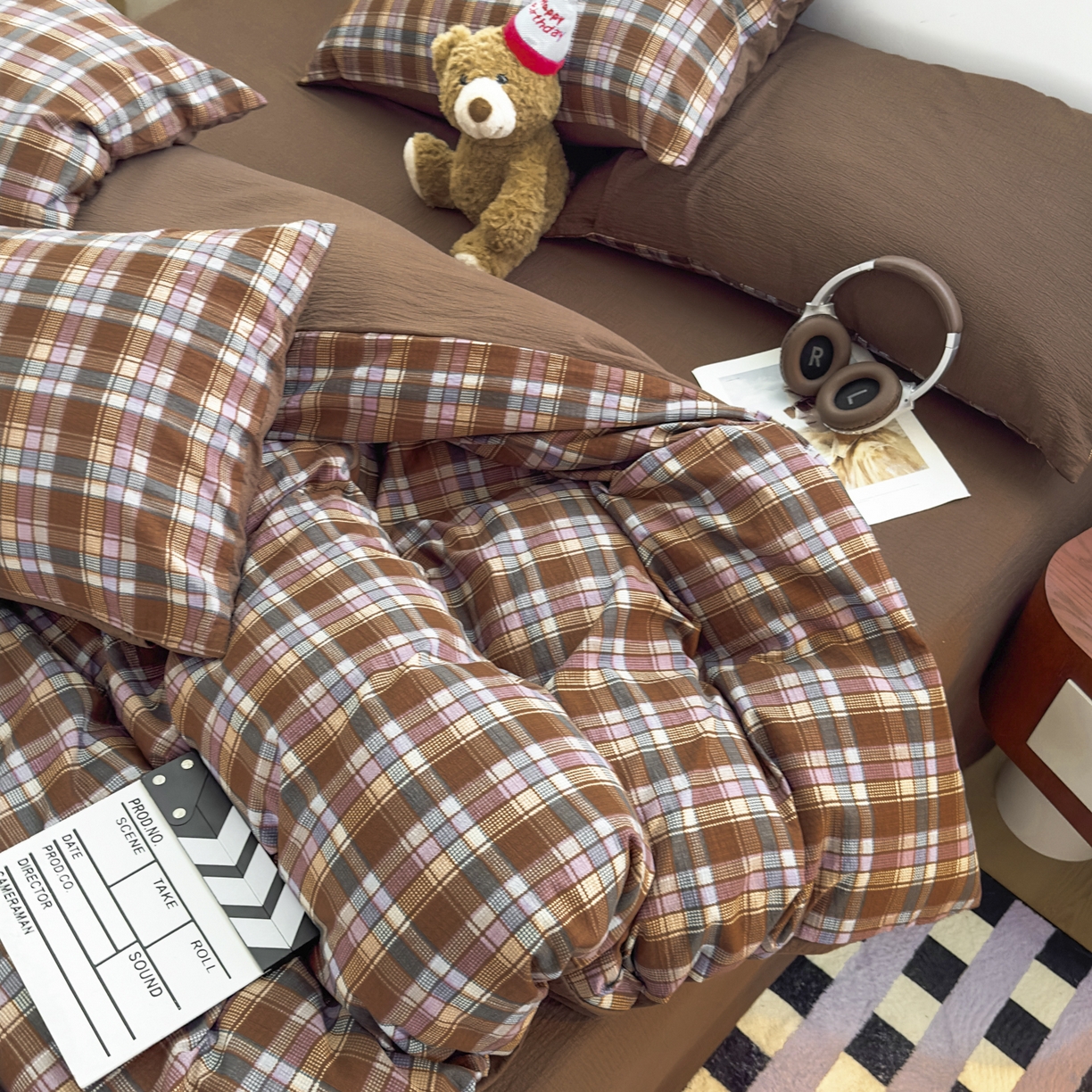 91家纺网 家纺一手货源 找家纺 亨通家纺 2025新款复古原麻双层纱格子系列四件套 焦糖格梦