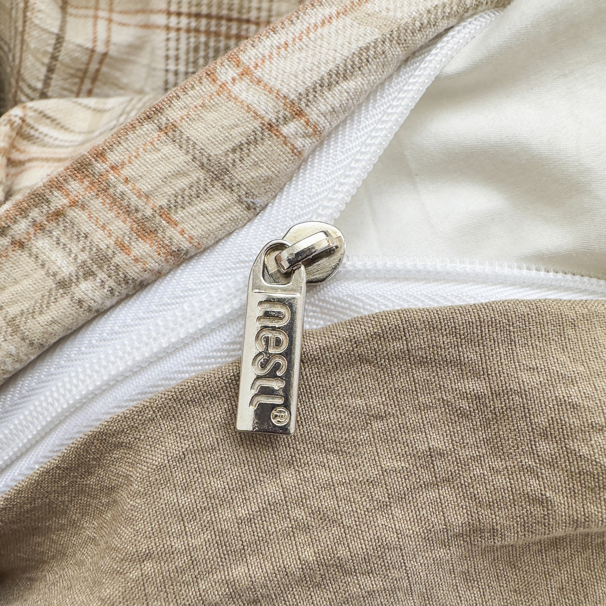 91家纺网 家纺一手货源 找家纺 亨通家纺 2025新款复古原麻双层纱格子系列四件套 格韵暖眠