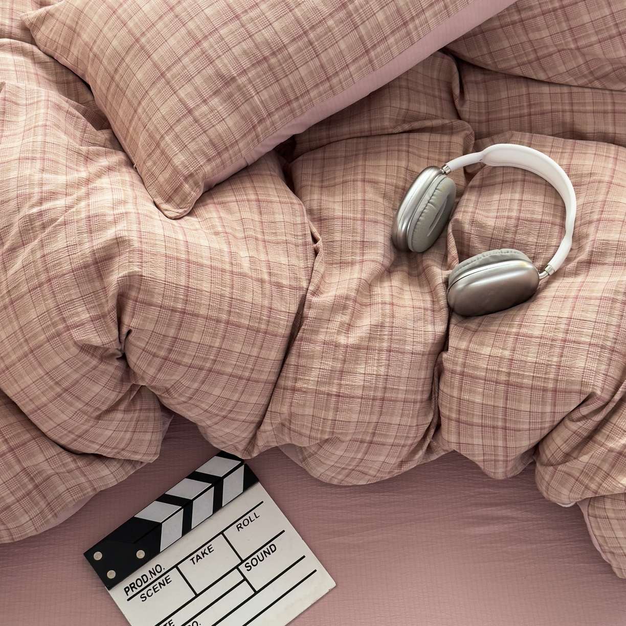 91家纺网 家纺一手货源 找家纺 亨通家纺 2025新款复古原麻双层纱格子系列四件套 粉格甜梦