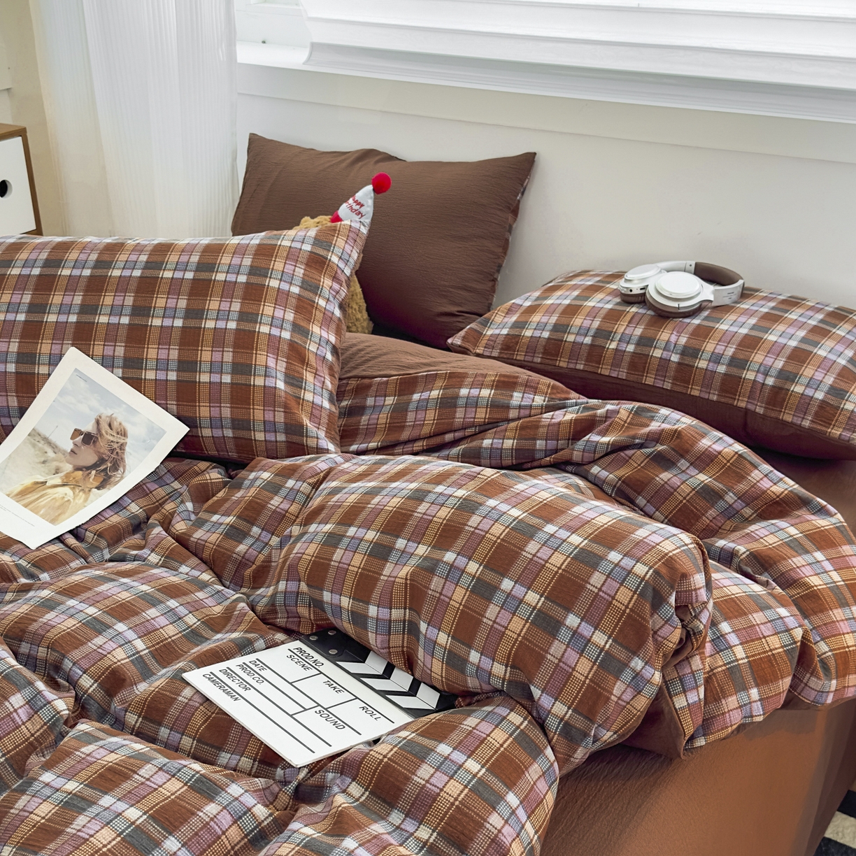 91家纺网 家纺一手货源 找家纺 亨通家纺 2025新款复古原麻双层纱格子系列四件套 焦糖格梦