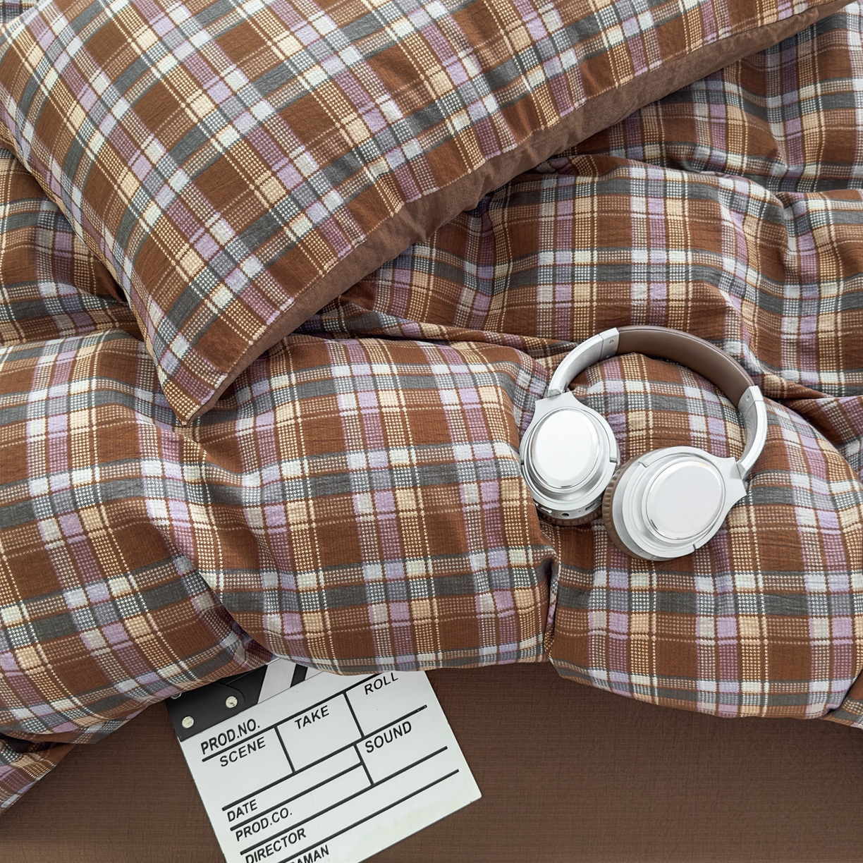 91家纺网 家纺一手货源 找家纺 亨通家纺 2025新款复古原麻双层纱格子系列四件套 焦糖格梦