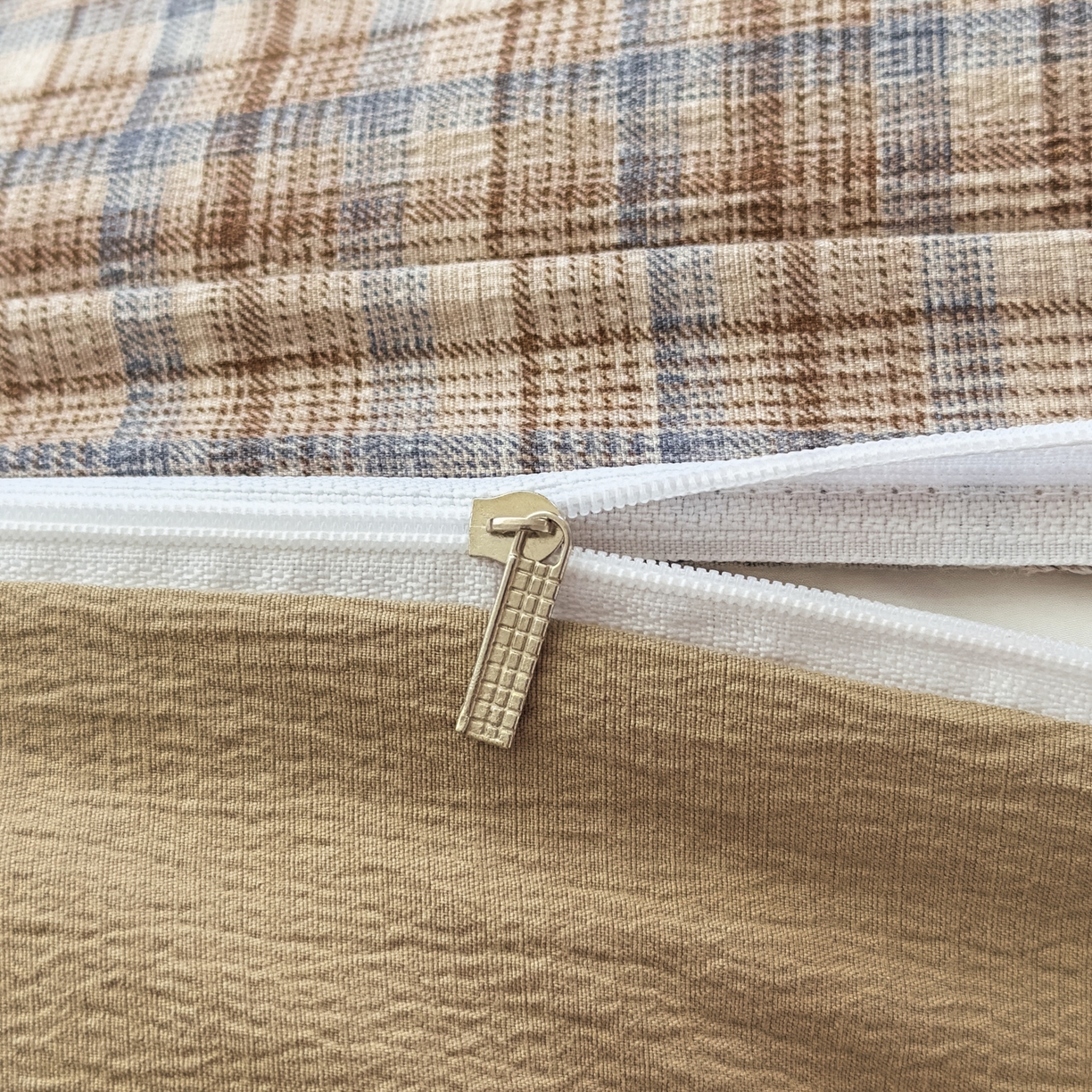 91家纺网 家纺一手货源 找家纺 亨通家纺 2025新款复古原麻双层纱格子系列四件套 暖棕絮语