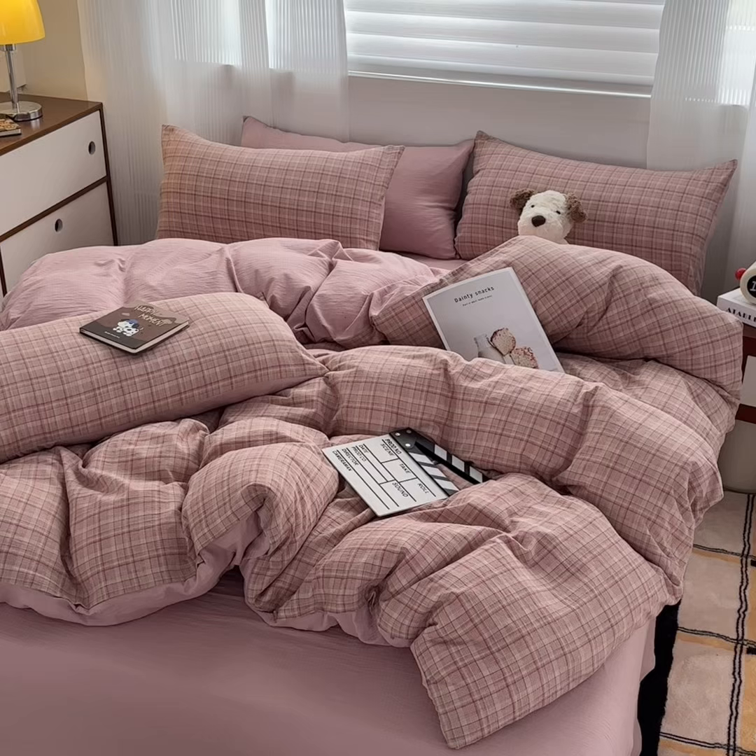 91家纺网 家纺一手货源 找家纺 亨通家纺 2025新款复古原麻双层纱格子系列四件套 粉格甜梦