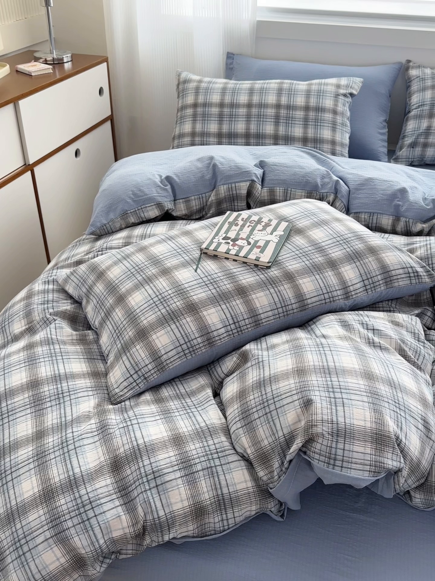 91家纺网 家纺一手货源 找家纺 亨通家纺 2025新款复古原麻双层纱格子系列四件套 蓝调格眠