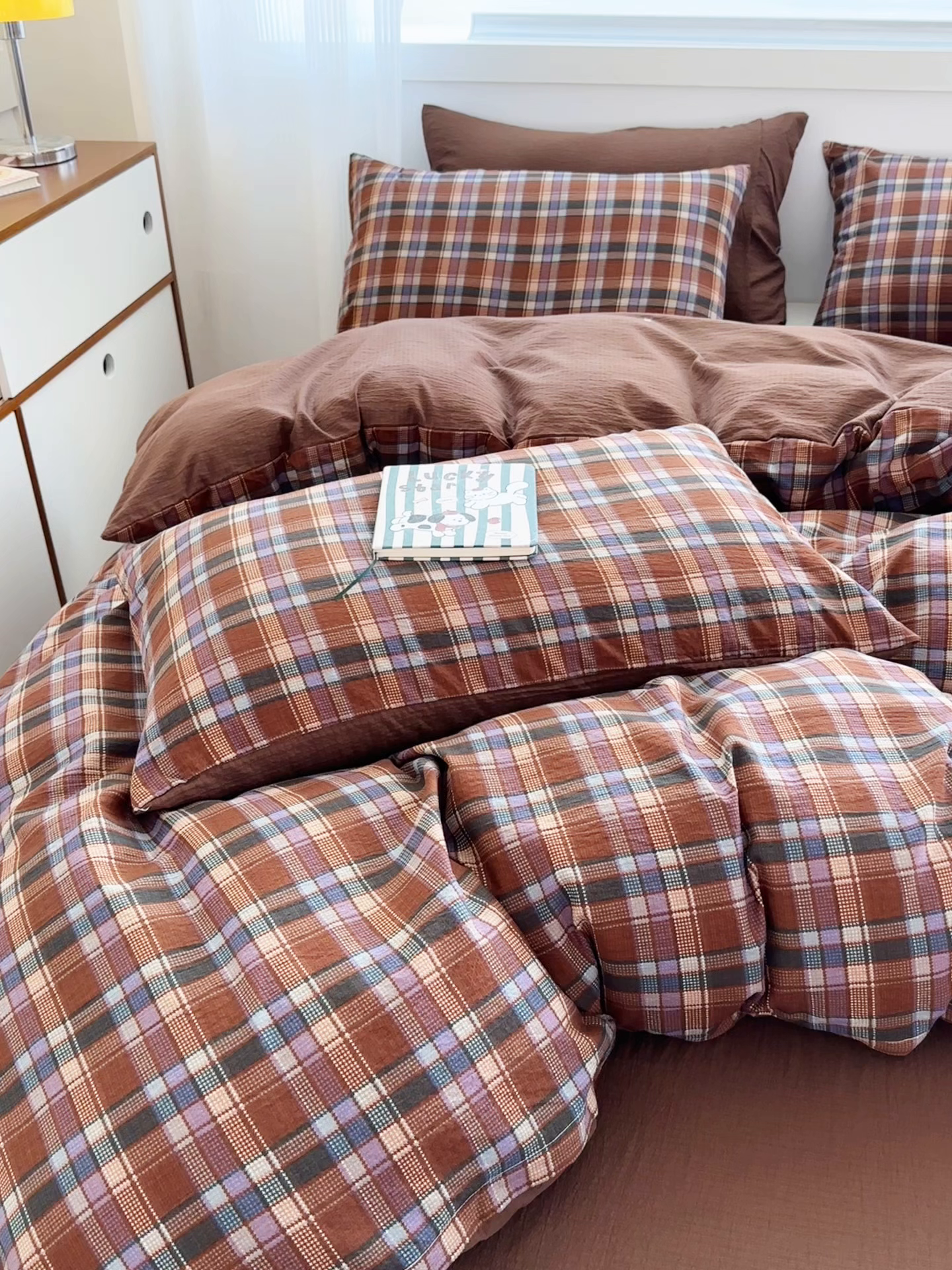 91家纺网 家纺一手货源 找家纺 亨通家纺 2025新款复古原麻双层纱格子系列四件套 焦糖格梦