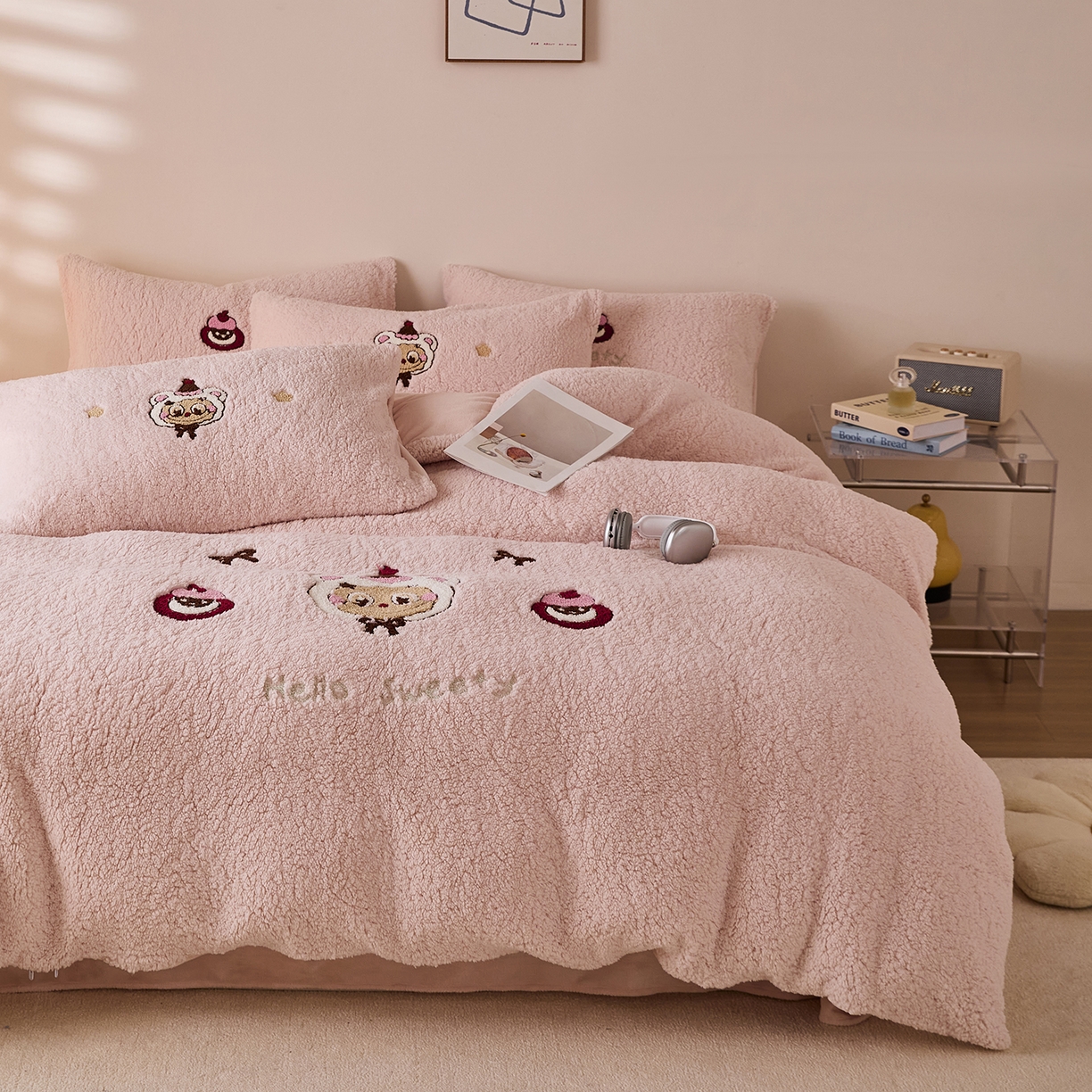 91家纺网 家纺一手货源 找家纺 曼町家居 2025新款羊羔绒牛奶绒毛巾绣四件套 布布·粉