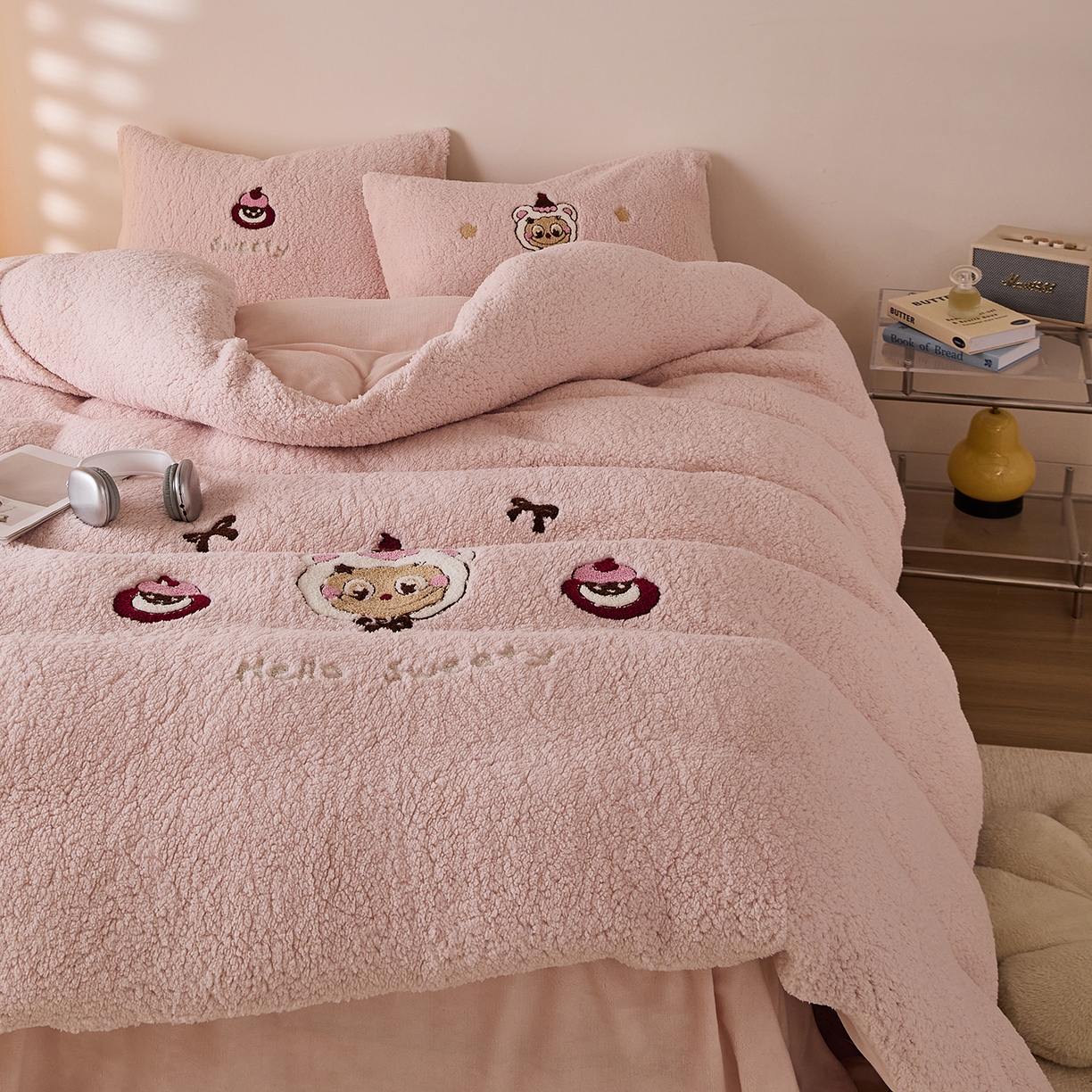 91家纺网 家纺一手货源 找家纺 曼町家居 2025新款羊羔绒牛奶绒毛巾绣四件套 布布·粉