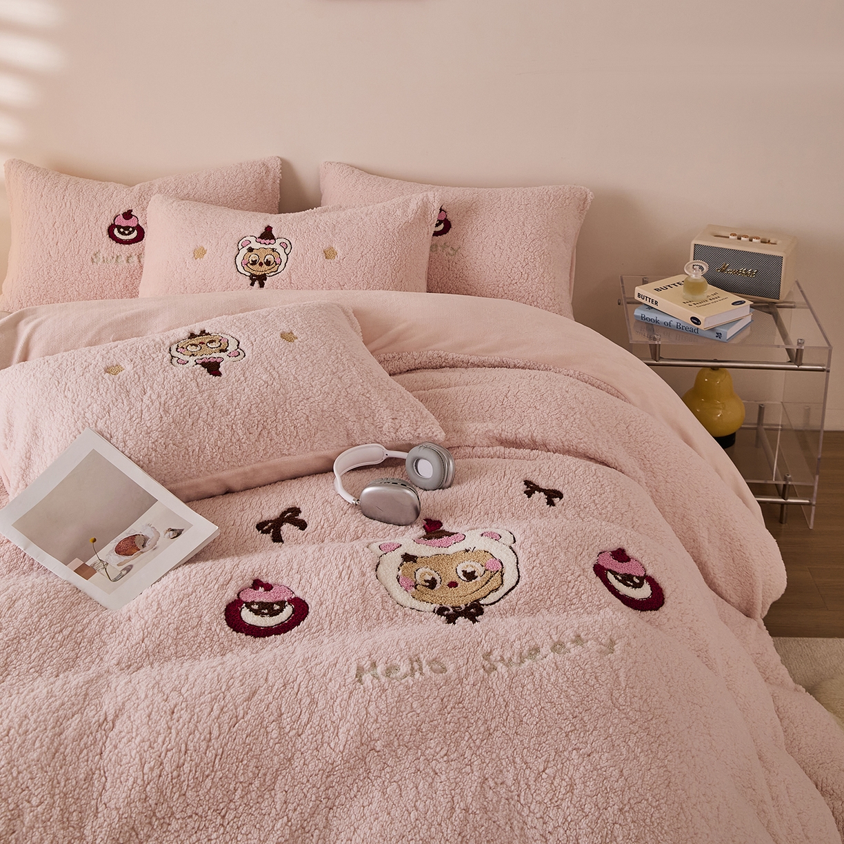 91家纺网 家纺一手货源 找家纺 曼町家居 2025新款羊羔绒牛奶绒毛巾绣四件套 布布·粉