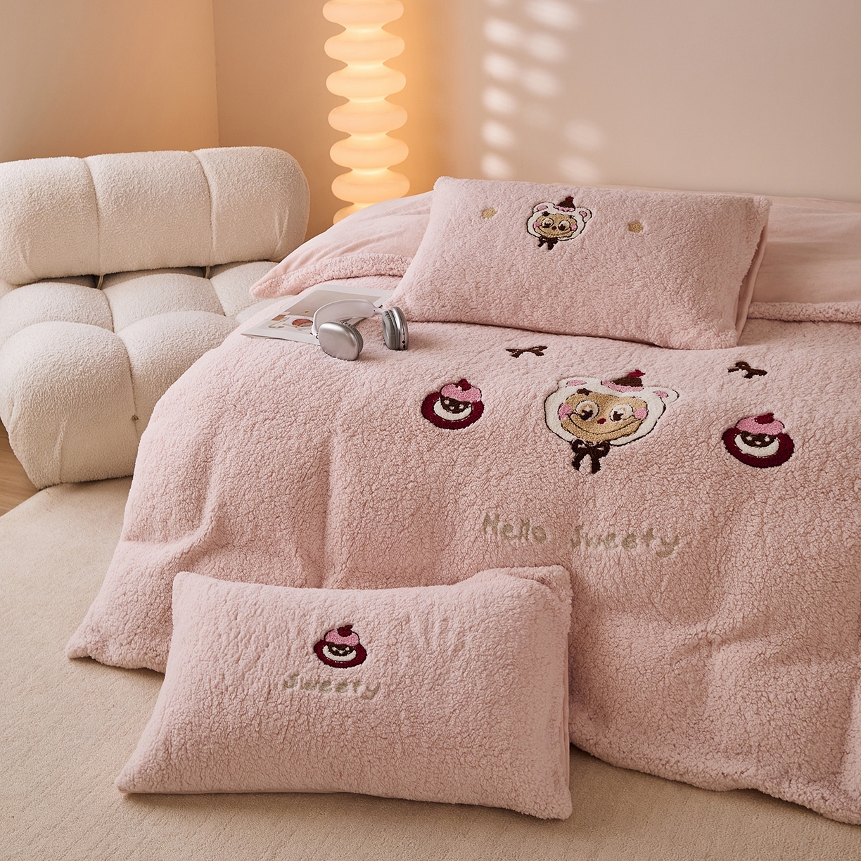 91家纺网 家纺一手货源 找家纺 曼町家居 2025新款羊羔绒牛奶绒毛巾绣四件套 布布·粉