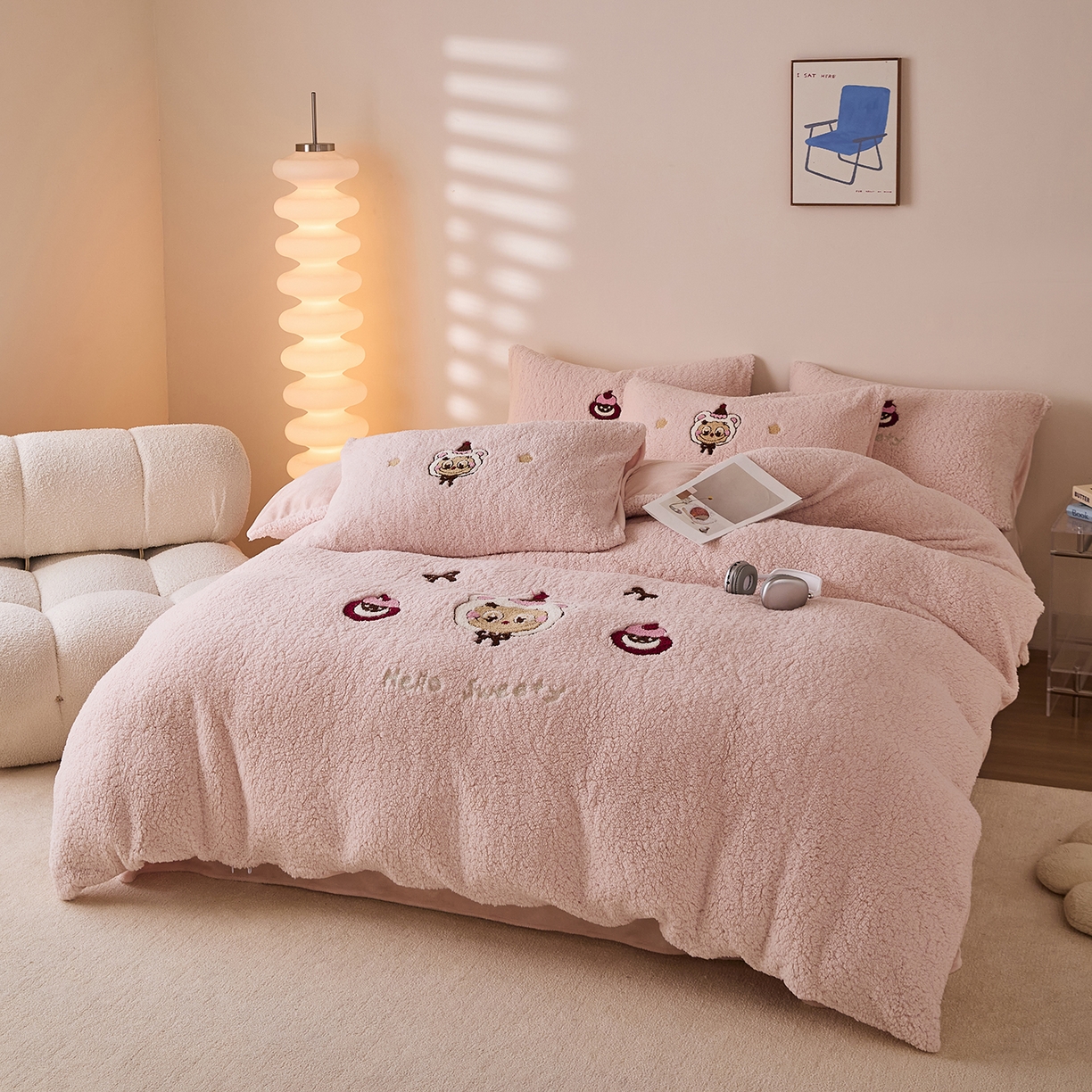 91家纺网 家纺一手货源 找家纺 曼町家居 2025新款羊羔绒牛奶绒毛巾绣四件套 布布·粉