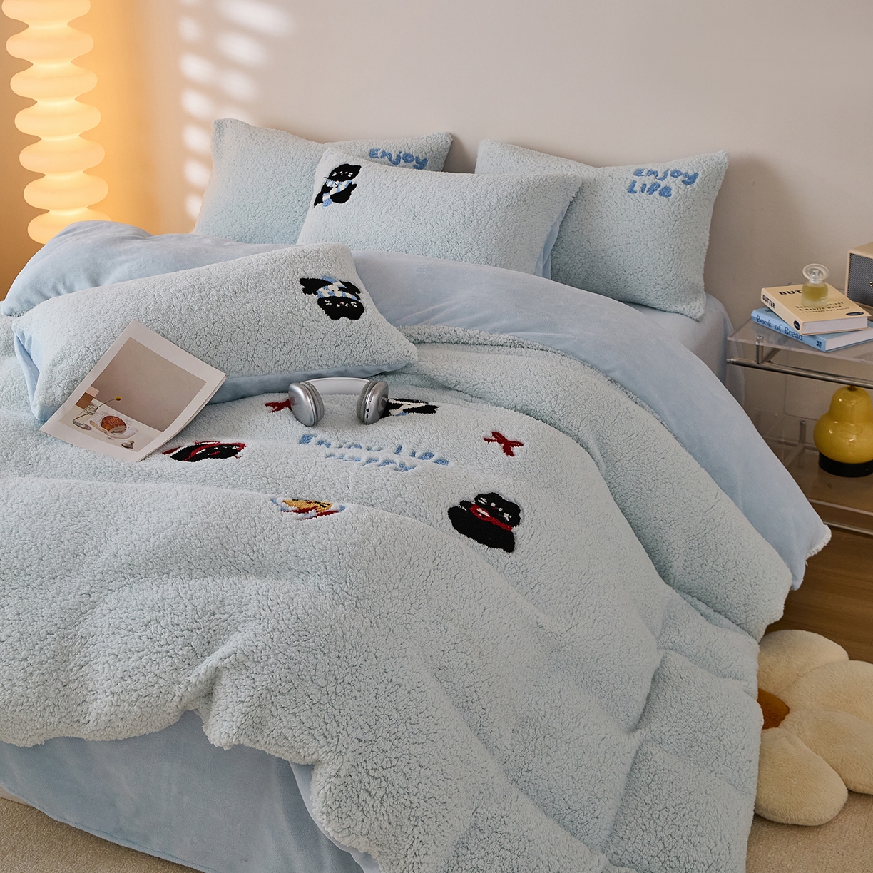 91家纺网 家纺一手货源 找家纺 曼町家居 2025新款羊羔绒牛奶绒毛巾绣四件套 猫咪早餐·蓝