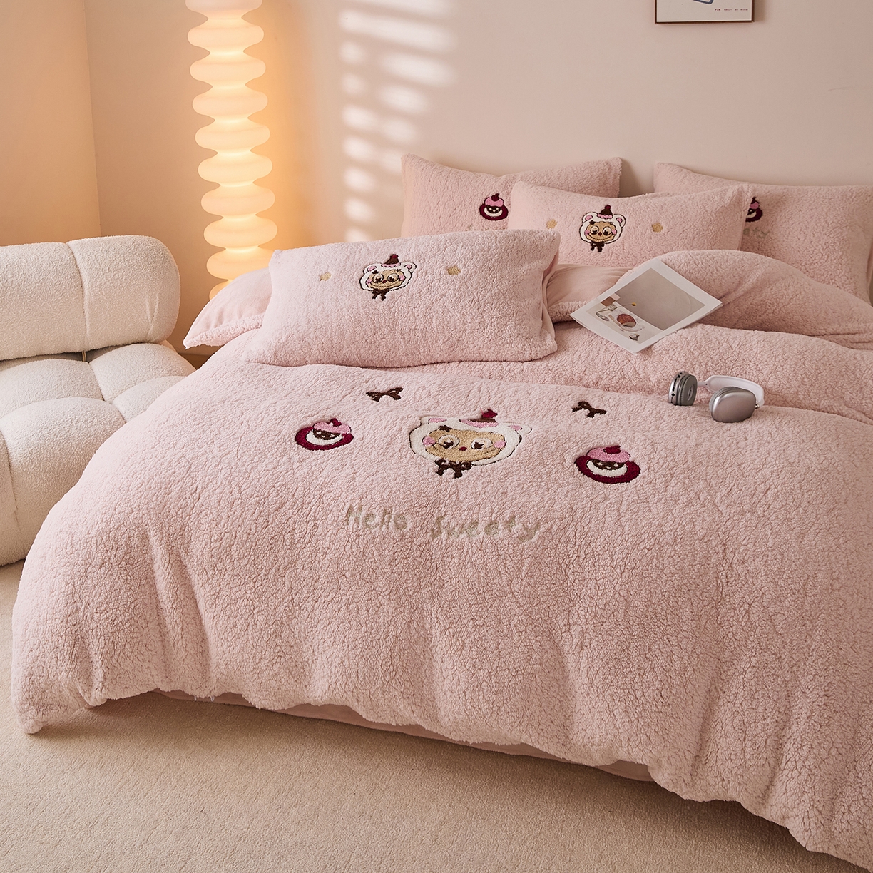 91家纺网 家纺一手货源 找家纺 曼町家居 2025新款羊羔绒牛奶绒毛巾绣四件套 布布·粉