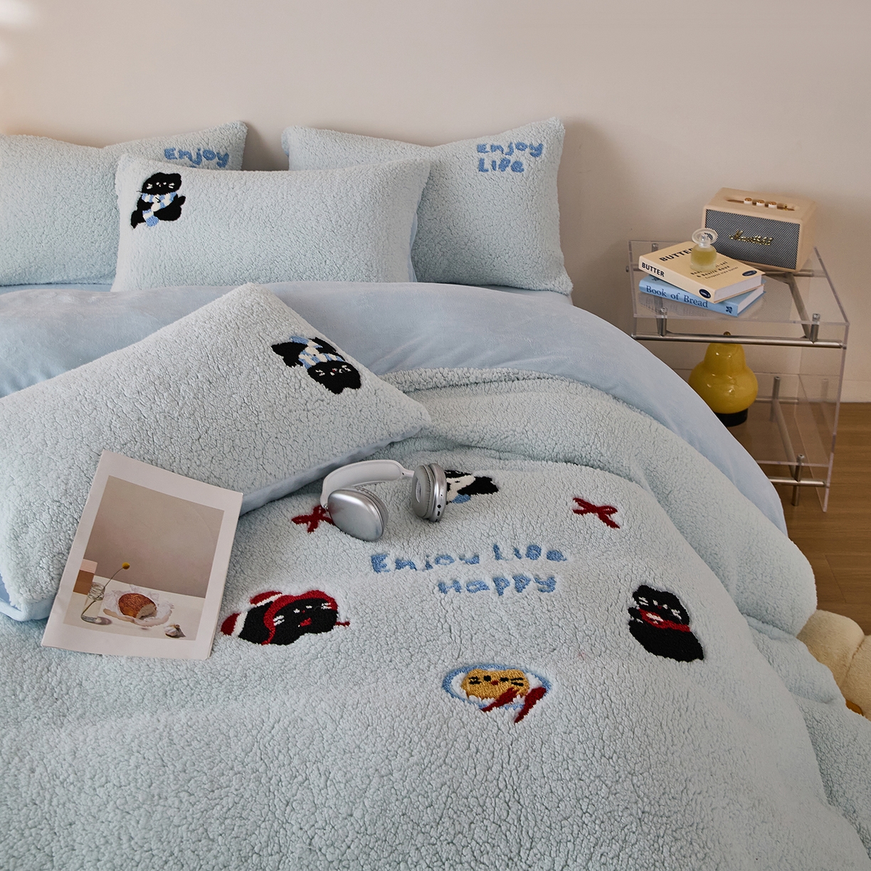 91家纺网 家纺一手货源 找家纺 曼町家居 2025新款羊羔绒牛奶绒毛巾绣四件套 猫咪早餐·蓝