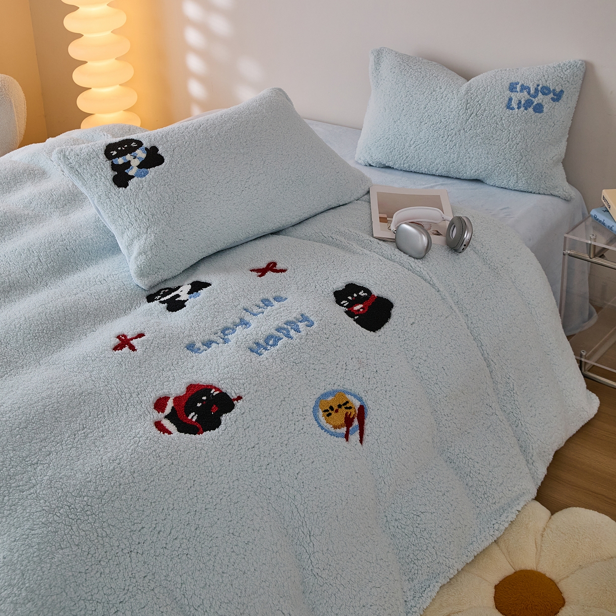 91家纺网 家纺一手货源 找家纺 曼町家居 2025新款羊羔绒牛奶绒毛巾绣四件套 猫咪早餐·蓝