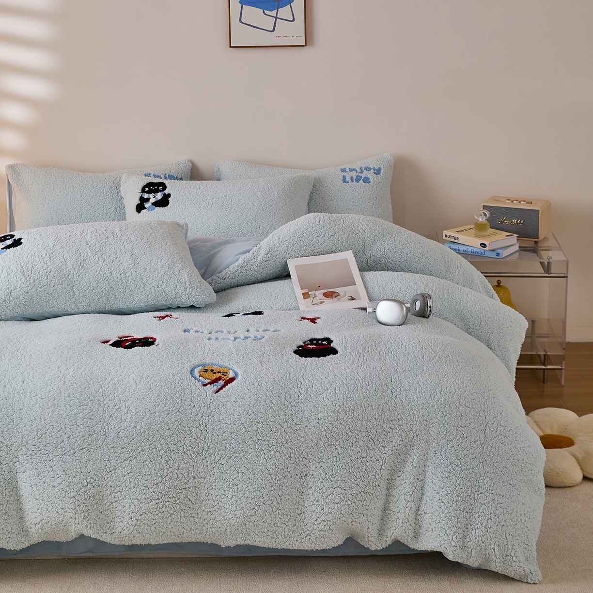 91家纺网 家纺一手货源 找家纺 曼町家居 2025新款羊羔绒牛奶绒毛巾绣四件套 猫咪早餐·蓝