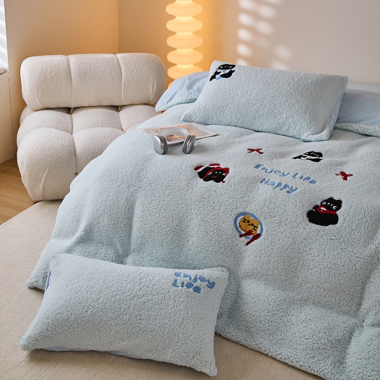 91家纺网 家纺一手货源 找家纺 曼町家居 2025新款羊羔绒牛奶绒毛巾绣四件套 猫咪早餐·蓝