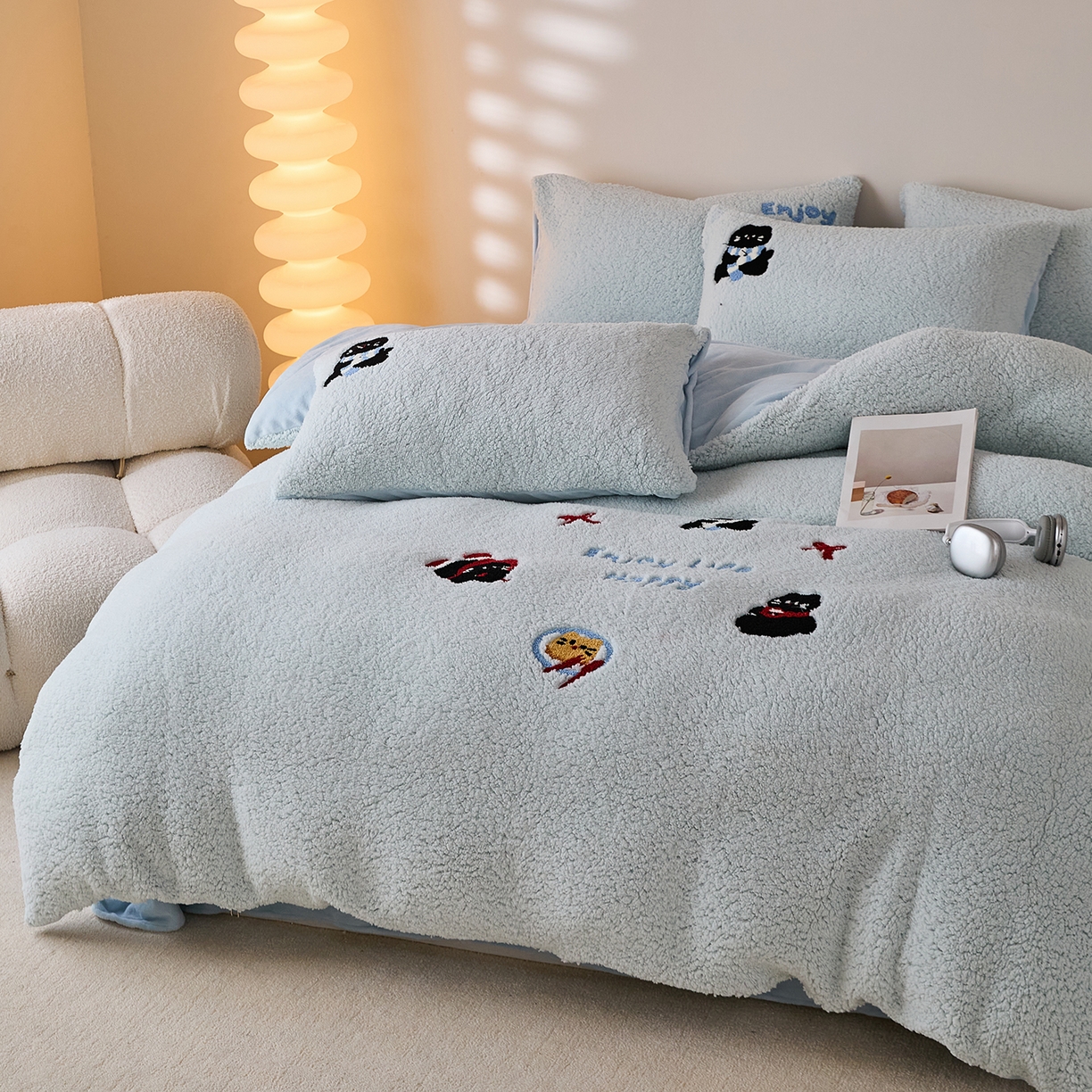 91家纺网 家纺一手货源 找家纺 曼町家居 2025新款羊羔绒牛奶绒毛巾绣四件套 猫咪早餐·蓝