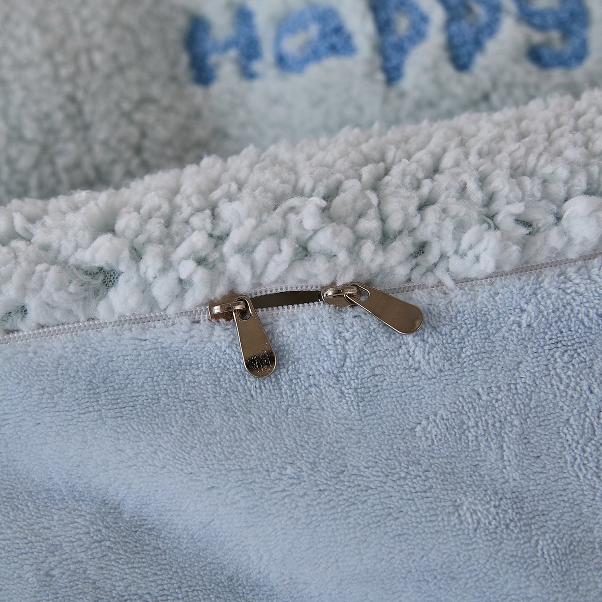 91家纺网 家纺一手货源 找家纺 曼町家居 2025新款羊羔绒牛奶绒毛巾绣四件套 猫咪早餐·蓝