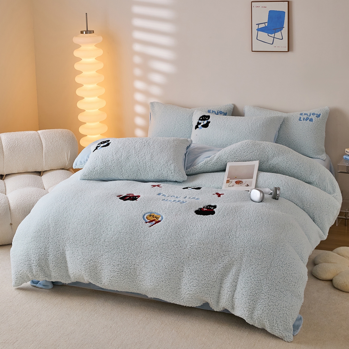 91家纺网 家纺一手货源 找家纺 曼町家居 2025新款羊羔绒牛奶绒毛巾绣四件套 猫咪早餐·蓝