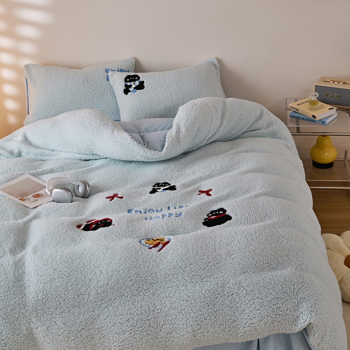 91家纺网 家纺一手货源 找家纺 曼町家居 2025新款羊羔绒牛奶绒毛巾绣四件套 猫咪早餐·蓝