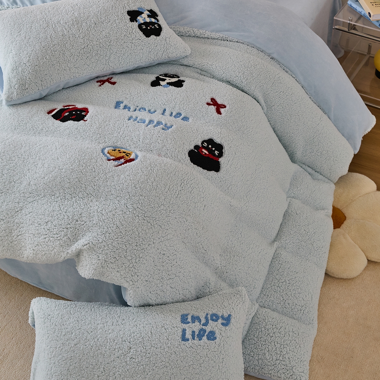 91家纺网 家纺一手货源 找家纺 曼町家居 2025新款羊羔绒牛奶绒毛巾绣四件套 猫咪早餐·蓝