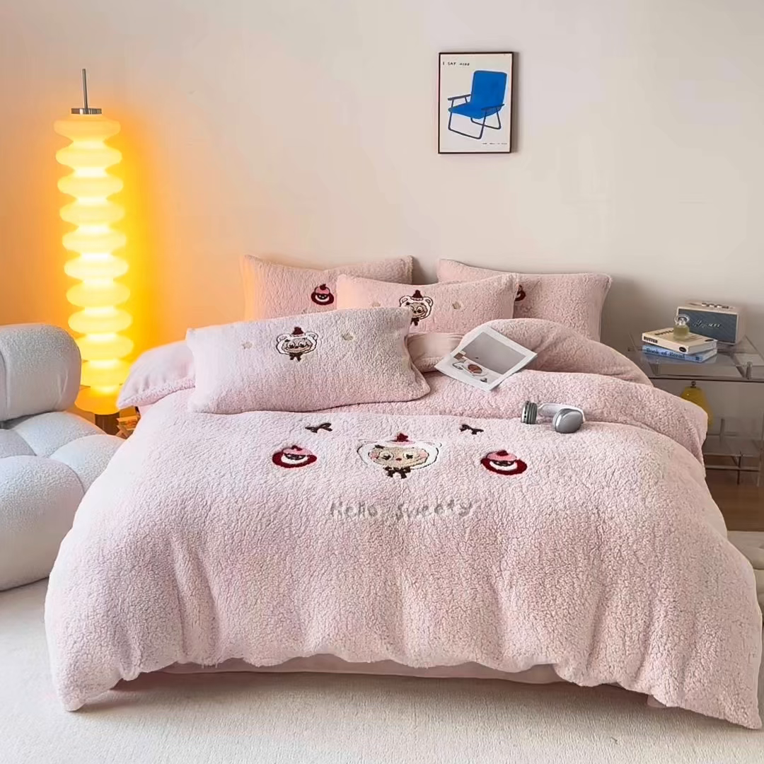 91家纺网 家纺一手货源 找家纺 曼町家居 2025新款羊羔绒牛奶绒毛巾绣四件套 布布·粉