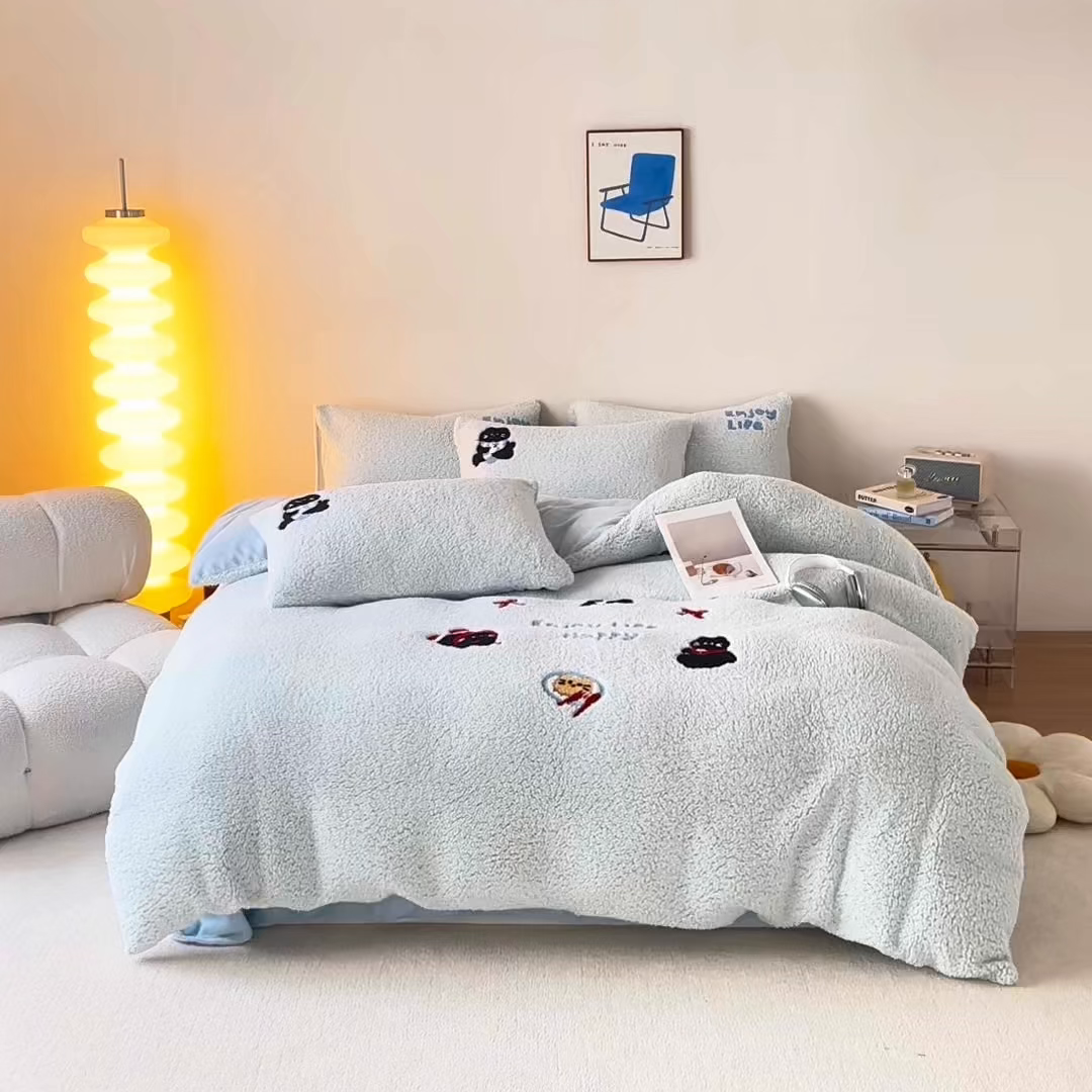 91家纺网 家纺一手货源 找家纺 曼町家居 2025新款羊羔绒牛奶绒毛巾绣四件套 猫咪早餐·蓝