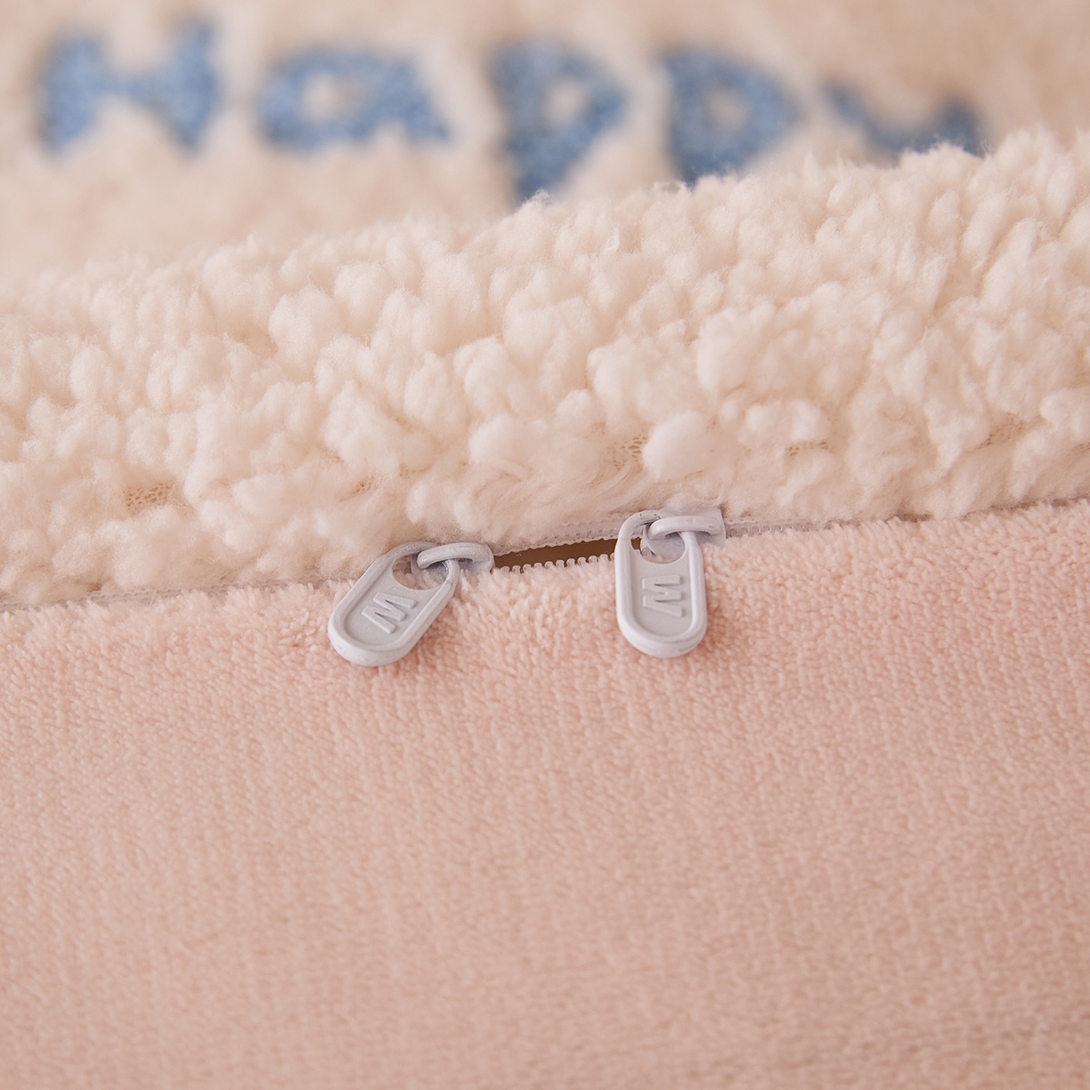 91家纺网 家纺一手货源 找家纺 曼町家居 2025新款羊羔绒牛奶绒毛巾绣四件套 猫咪早餐·米白