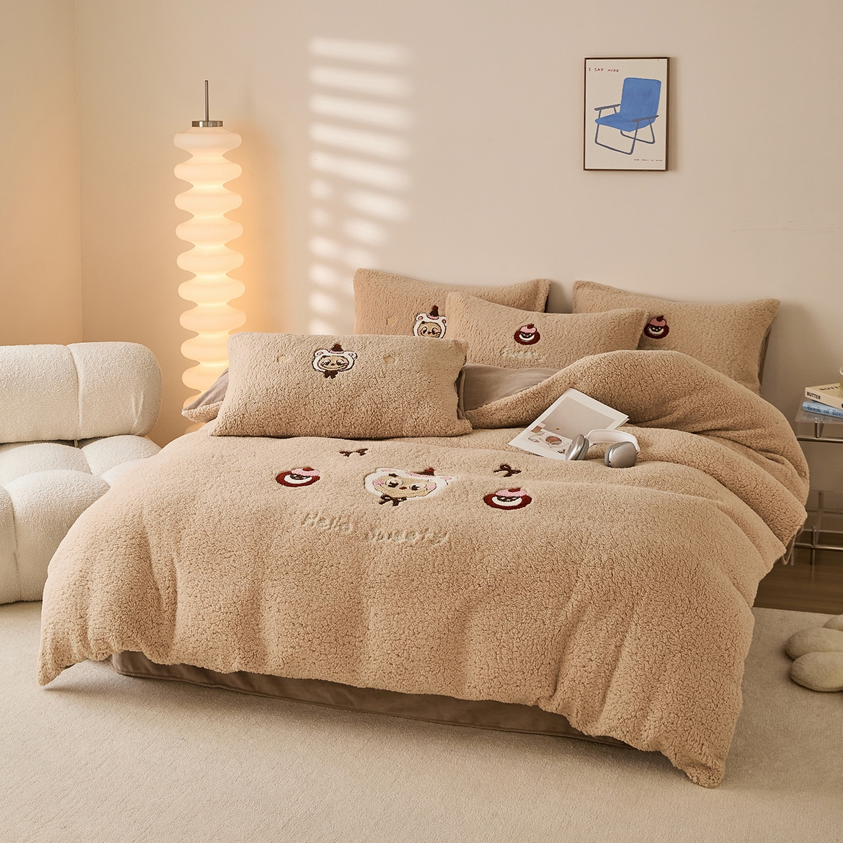 91家纺网 家纺一手货源 找家纺 曼町家居 2025新款羊羔绒牛奶绒毛巾绣四件套 布布·咖