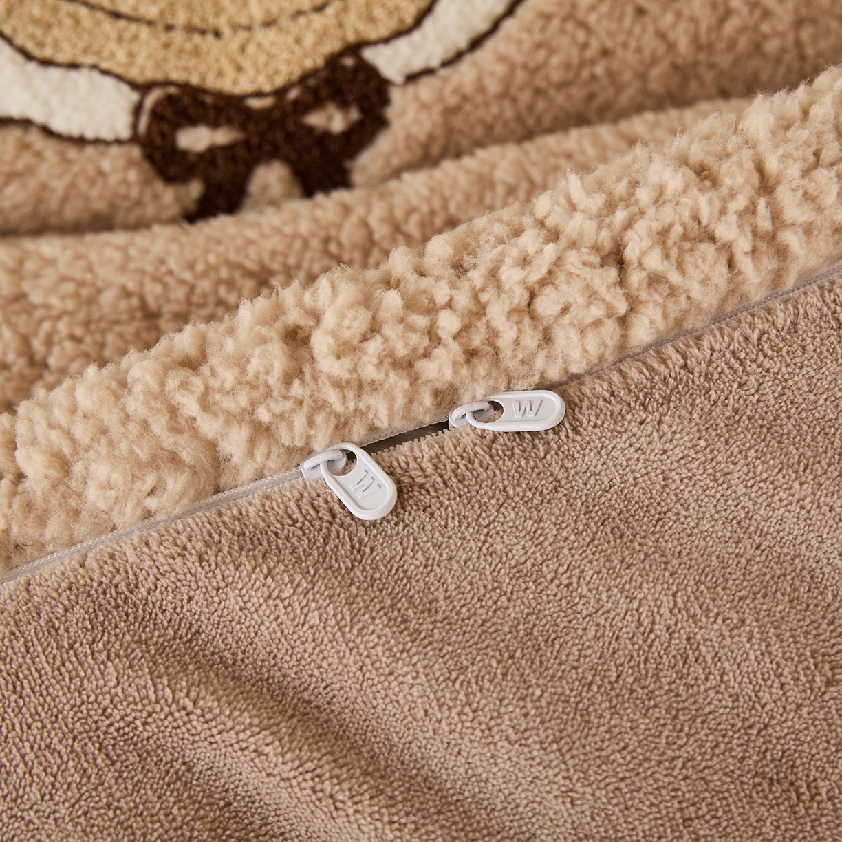 91家纺网 家纺一手货源 找家纺 曼町家居 2025新款羊羔绒牛奶绒毛巾绣四件套 布布·咖