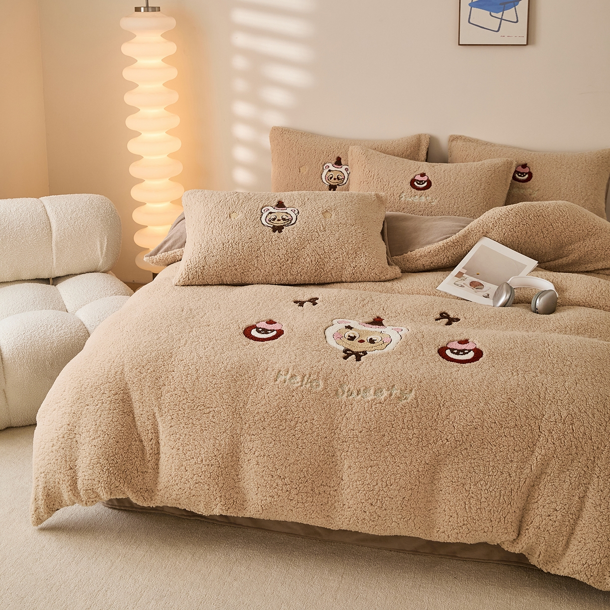 91家纺网 家纺一手货源 找家纺 曼町家居 2025新款羊羔绒牛奶绒毛巾绣四件套 布布·咖