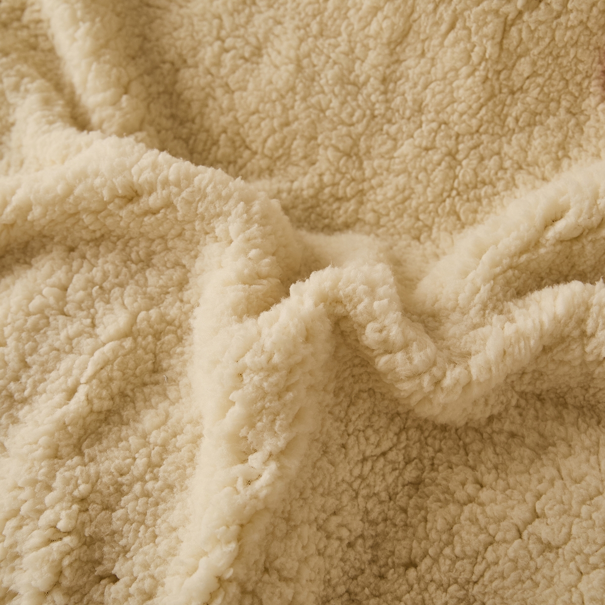 91家纺网 家纺一手货源 找家纺 曼町家居 2025新款羊羔绒牛奶绒毛巾绣四件套 腊肠狗·芝士黄