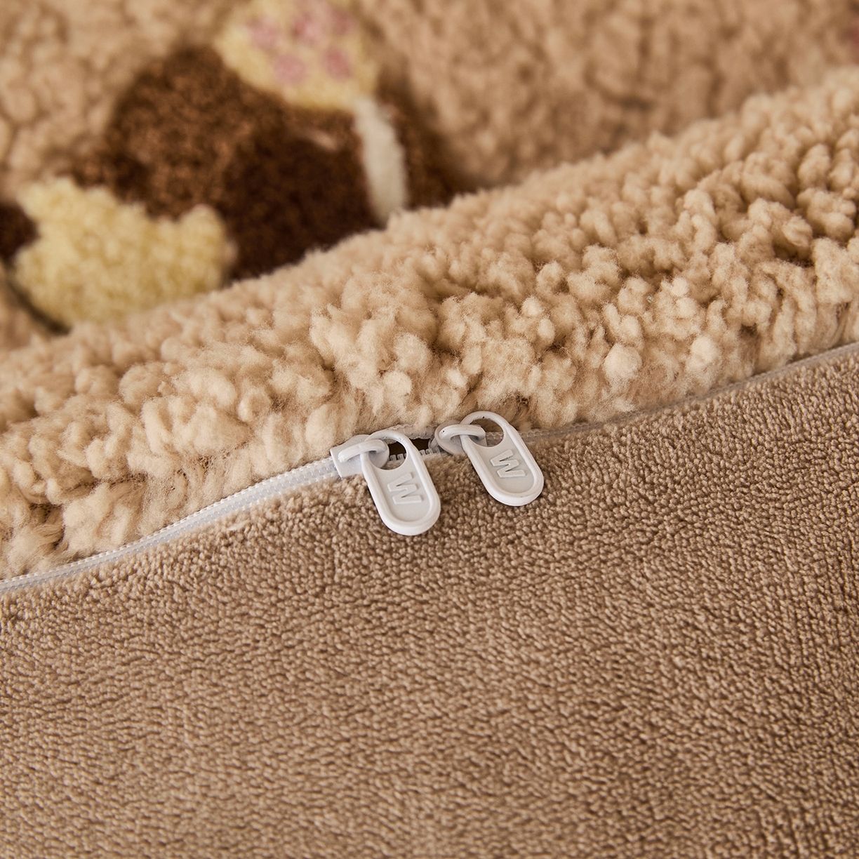 91家纺网 家纺一手货源 找家纺 曼町家居 2025新款羊羔绒牛奶绒毛巾绣四件套 腊肠狗·咖