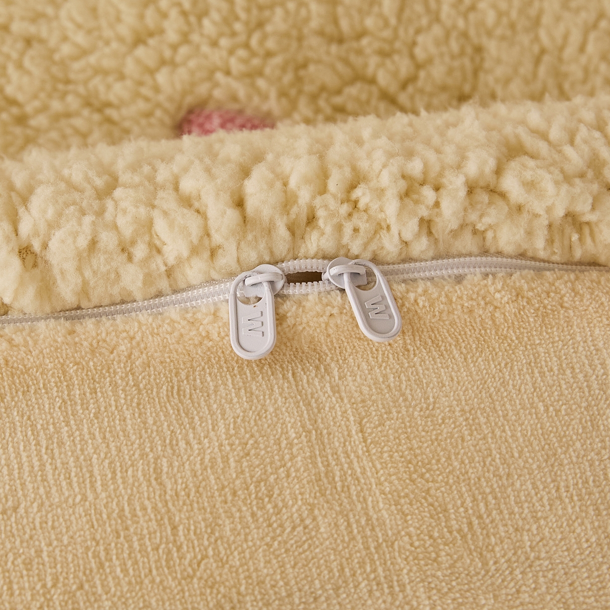 91家纺网 家纺一手货源 找家纺 曼町家居 2025新款羊羔绒牛奶绒毛巾绣四件套 腊肠狗·芝士黄