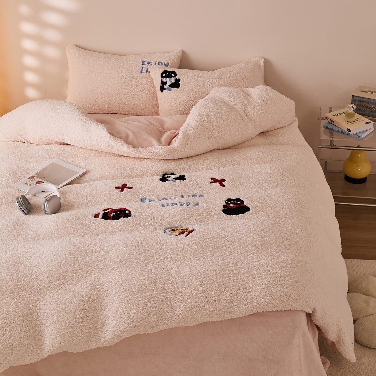 91家纺网 家纺一手货源 找家纺 曼町家居 2025新款羊羔绒牛奶绒毛巾绣四件套 猫咪早餐·米白