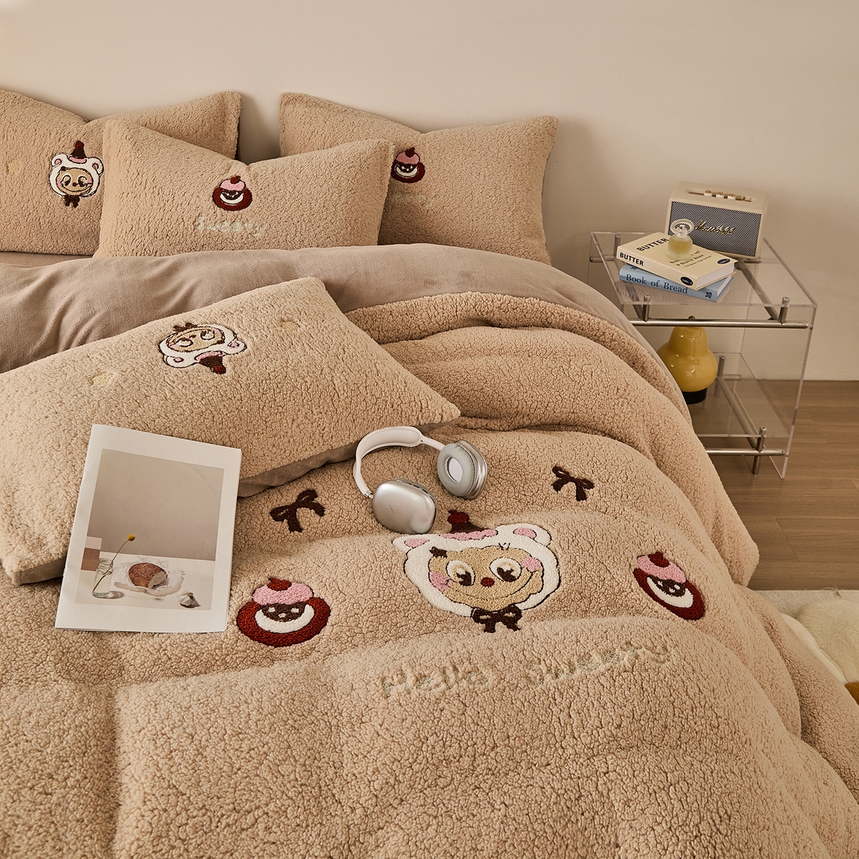 91家纺网 家纺一手货源 找家纺 曼町家居 2025新款羊羔绒牛奶绒毛巾绣四件套 布布·咖