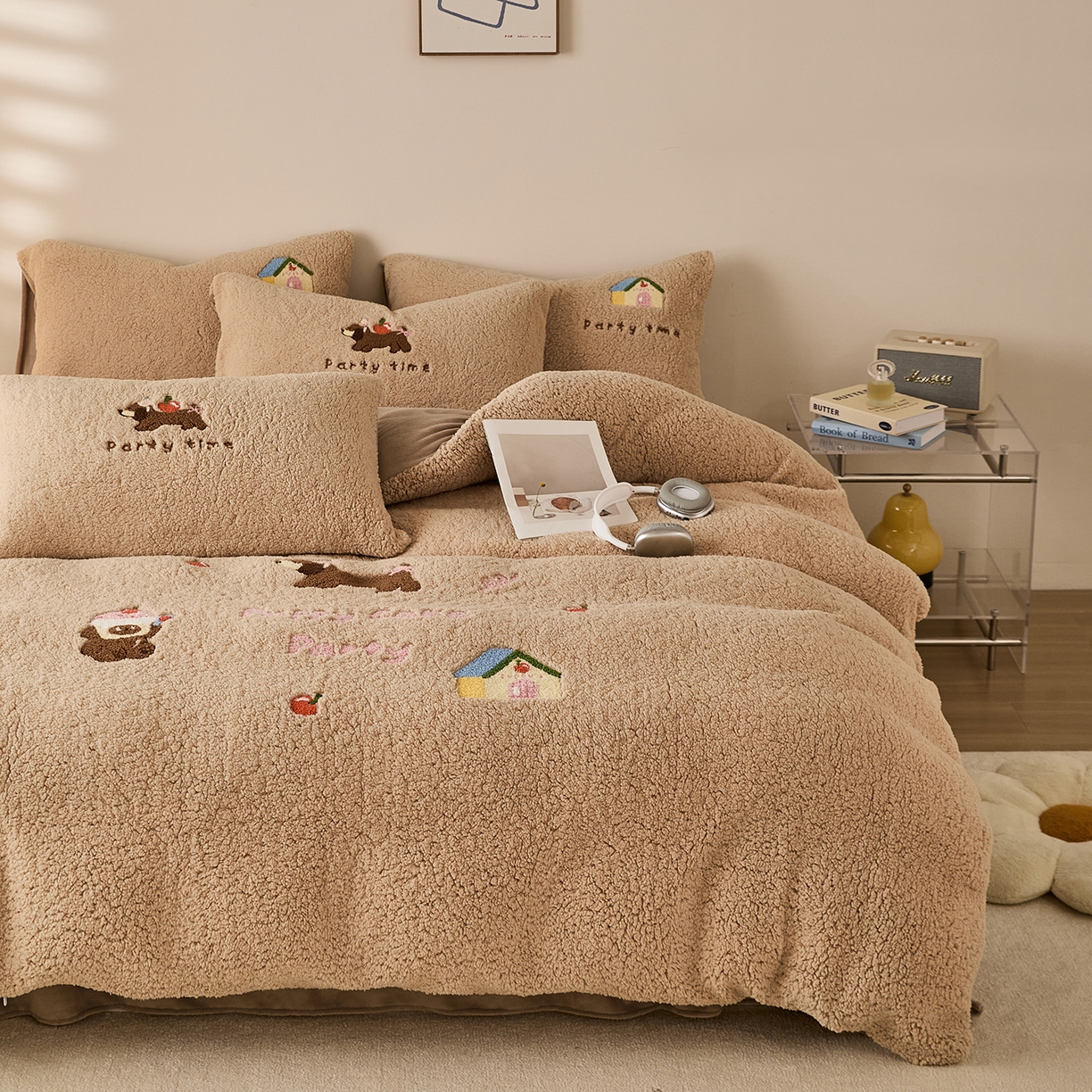 91家纺网 家纺一手货源 找家纺 曼町家居 2025新款羊羔绒牛奶绒毛巾绣四件套 腊肠狗·咖