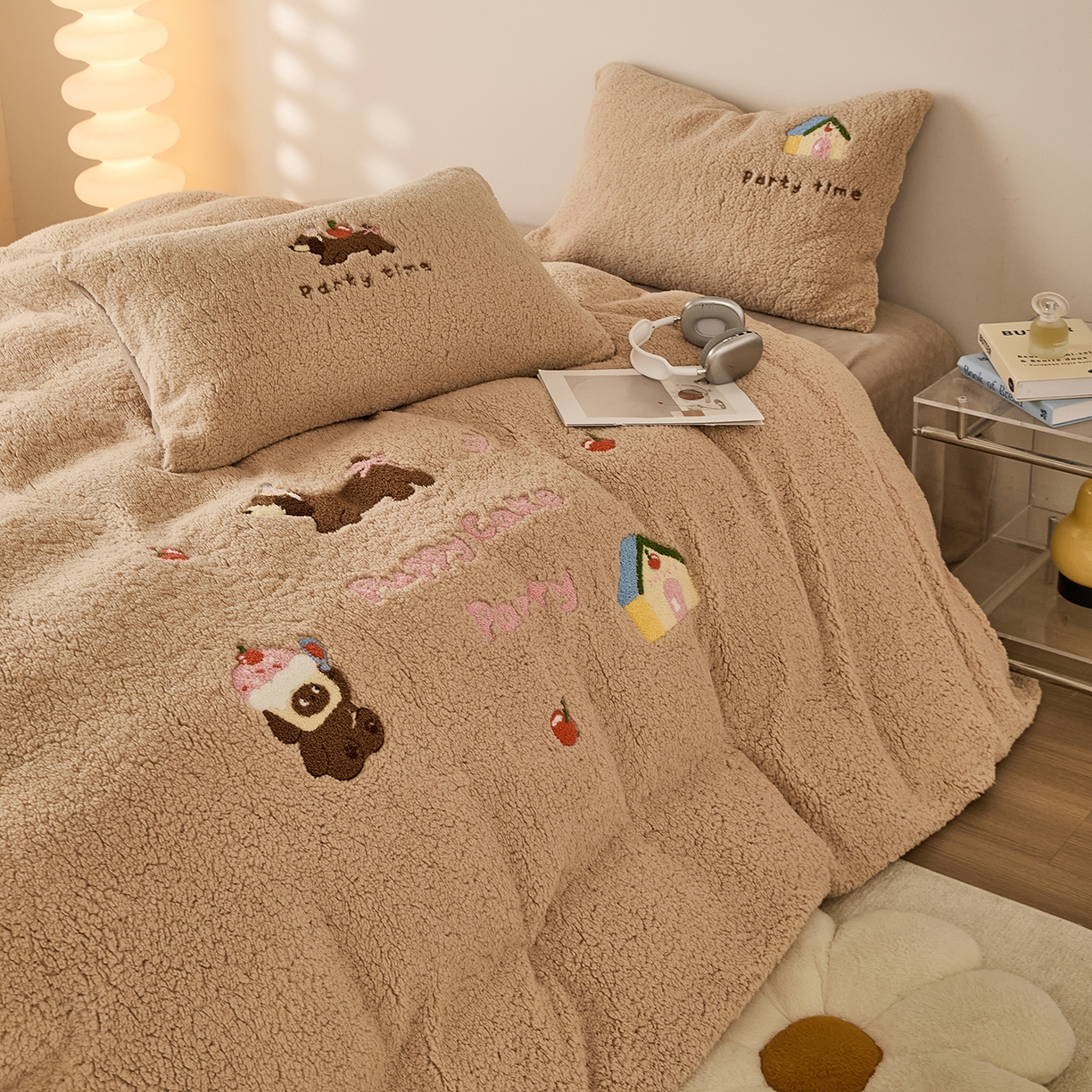 91家纺网 家纺一手货源 找家纺 曼町家居 2025新款羊羔绒牛奶绒毛巾绣四件套 腊肠狗·咖