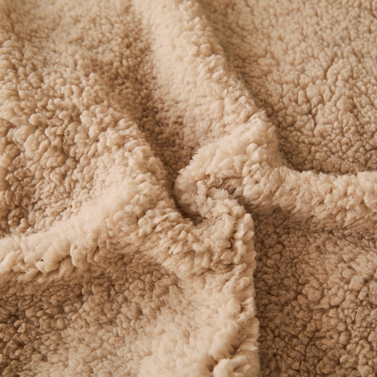 91家纺网 家纺一手货源 找家纺 曼町家居 2025新款羊羔绒牛奶绒毛巾绣四件套 布布·咖