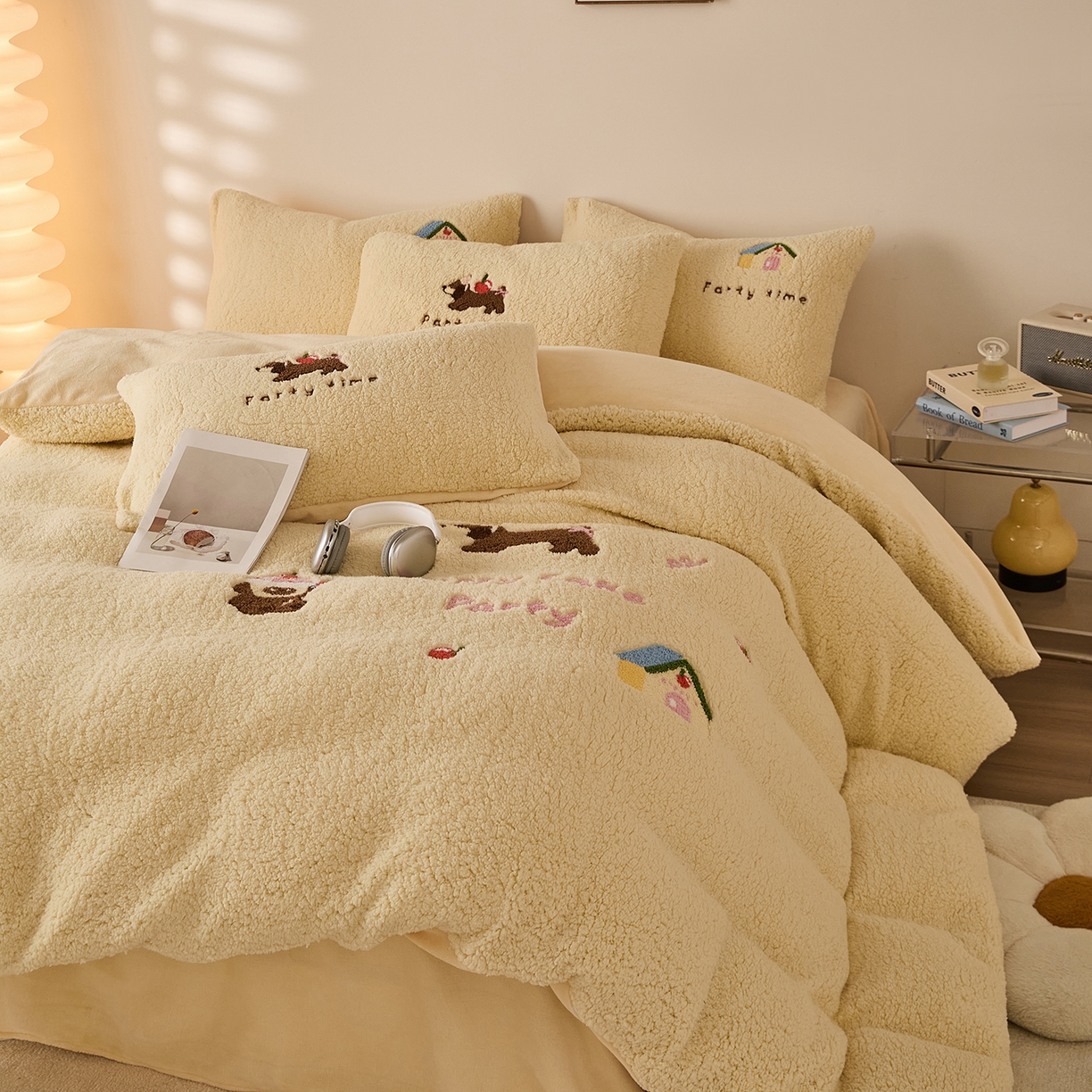 91家纺网 家纺一手货源 找家纺 曼町家居 2025新款羊羔绒牛奶绒毛巾绣四件套 腊肠狗·芝士黄