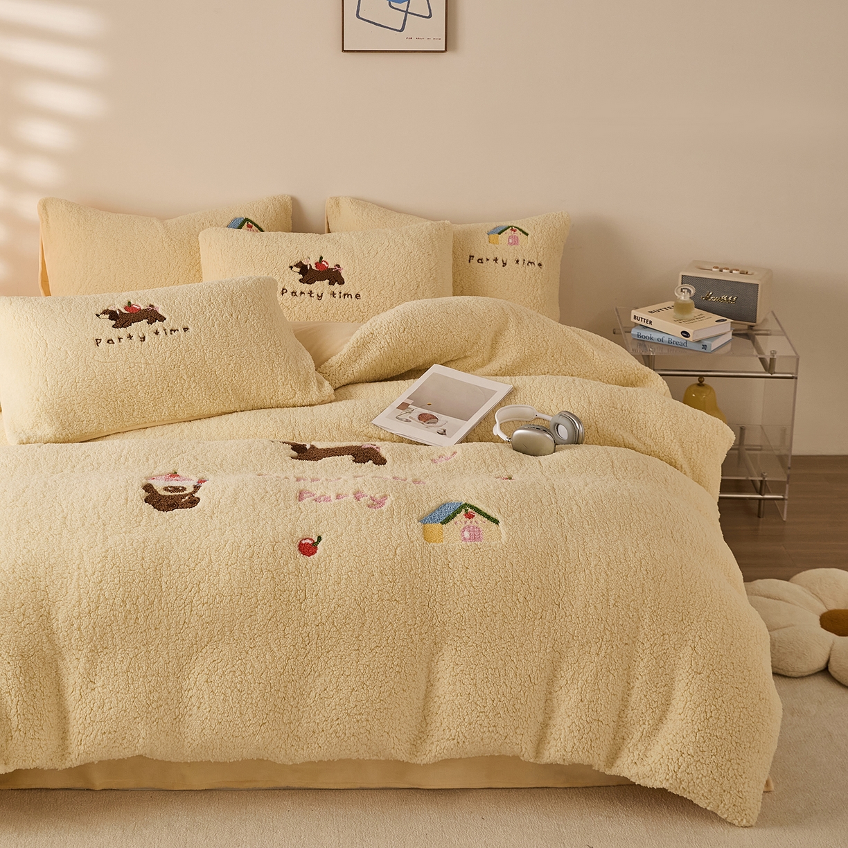 91家纺网 家纺一手货源 找家纺 曼町家居 2025新款羊羔绒牛奶绒毛巾绣四件套 腊肠狗·芝士黄