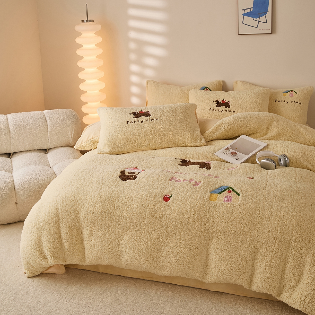 91家纺网 家纺一手货源 找家纺 曼町家居 2025新款羊羔绒牛奶绒毛巾绣四件套 腊肠狗·芝士黄