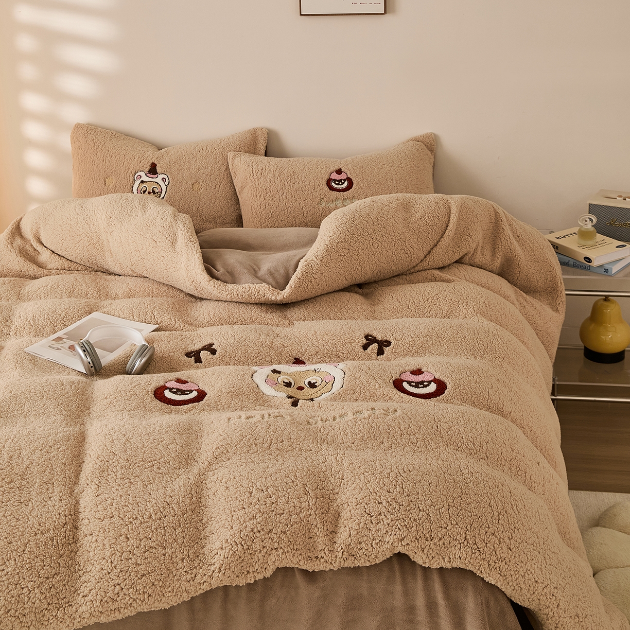 91家纺网 家纺一手货源 找家纺 曼町家居 2025新款羊羔绒牛奶绒毛巾绣四件套 布布·咖