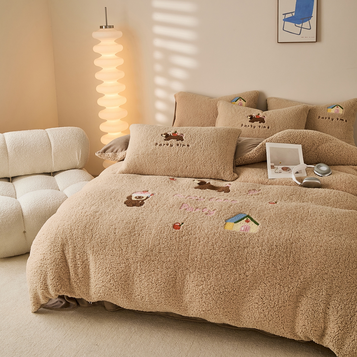 91家纺网 家纺一手货源 找家纺 曼町家居 2025新款羊羔绒牛奶绒毛巾绣四件套 腊肠狗·咖