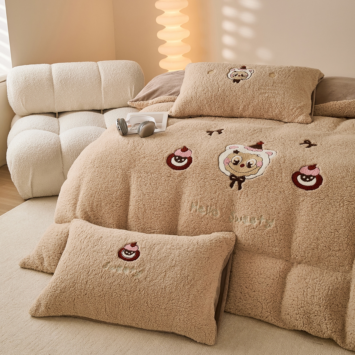 91家纺网 家纺一手货源 找家纺 曼町家居 2025新款羊羔绒牛奶绒毛巾绣四件套 布布·咖