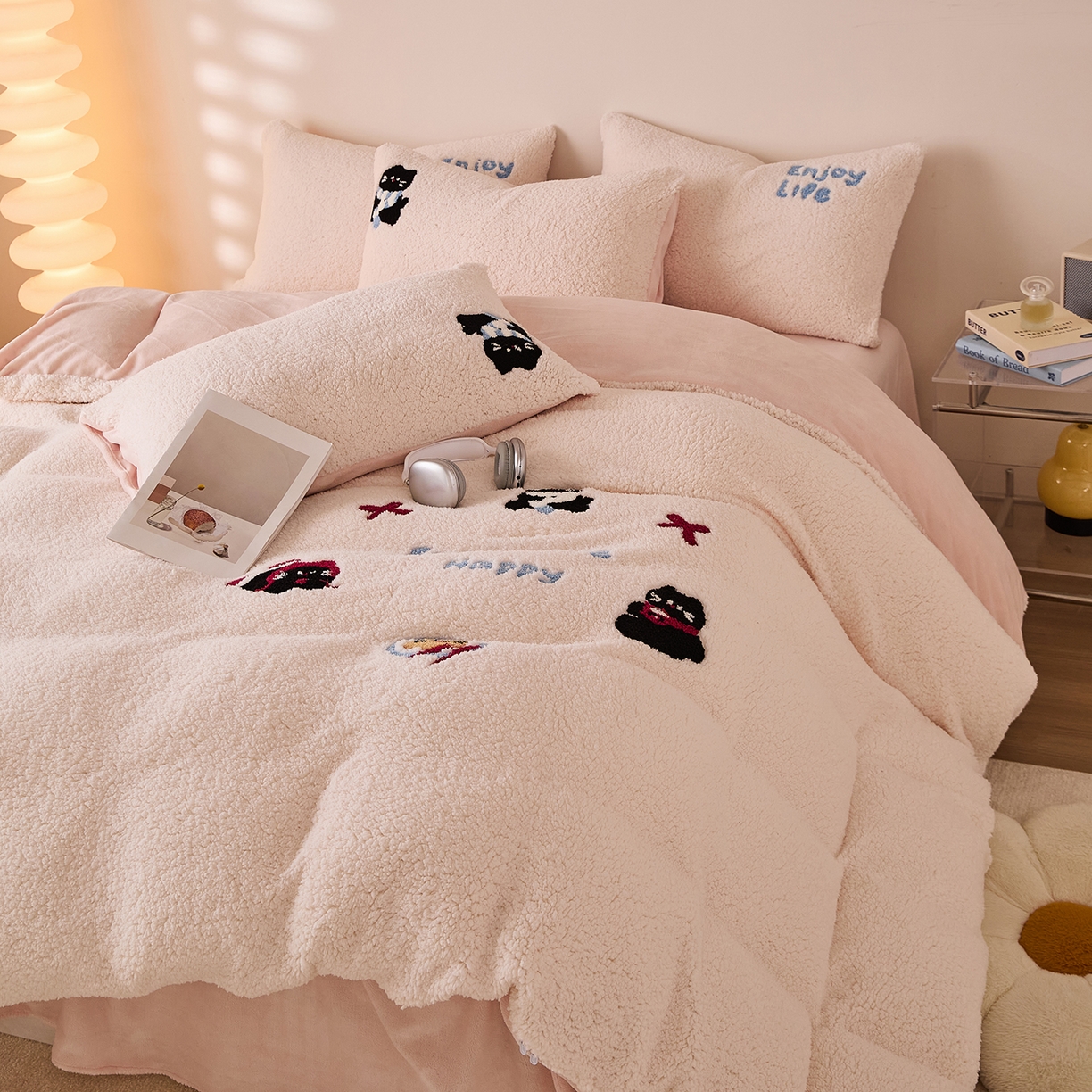 91家纺网 家纺一手货源 找家纺 曼町家居 2025新款羊羔绒牛奶绒毛巾绣四件套 猫咪早餐·米白